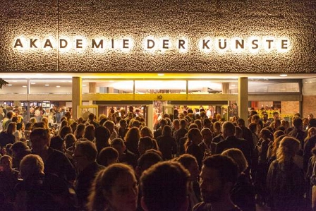 Menschenauflauf vor der Akademie der Künste in Berlin